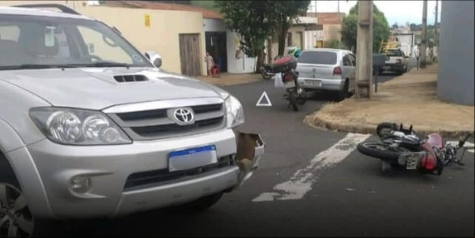 A colisão aconteceu quando motorista de caminhonete tentava fazer uma conversão à esquerda e acabou atingindo a motocicleta (Foto/Divulgação)