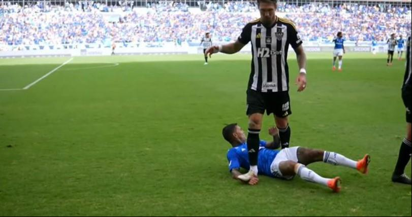 O Cruzeiro reclama de um erro do VAR quando Lyanco pisou no braço de Dudu. (Fto/Frame/YouTube)
