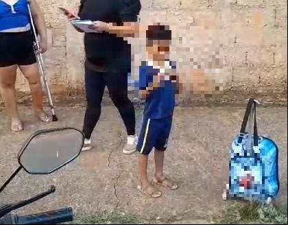 Aluno foi deixado pela van escolar em bairro errado, em Uberaba (Foto/Reprodução vídeo)