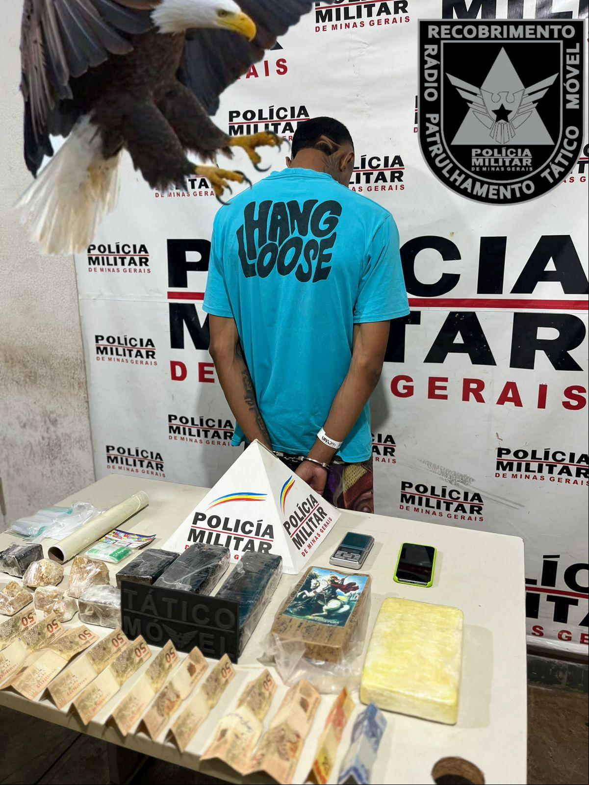 Polícia Militar prendeu um homem e apreendeu um quilo de pasta base de cocaína, um quilo de crack, mais de um quilo e meio de maconha e duzentos gramas de crack, durante operação de combate ao tráfico de drogas (Foto/Divulgação)