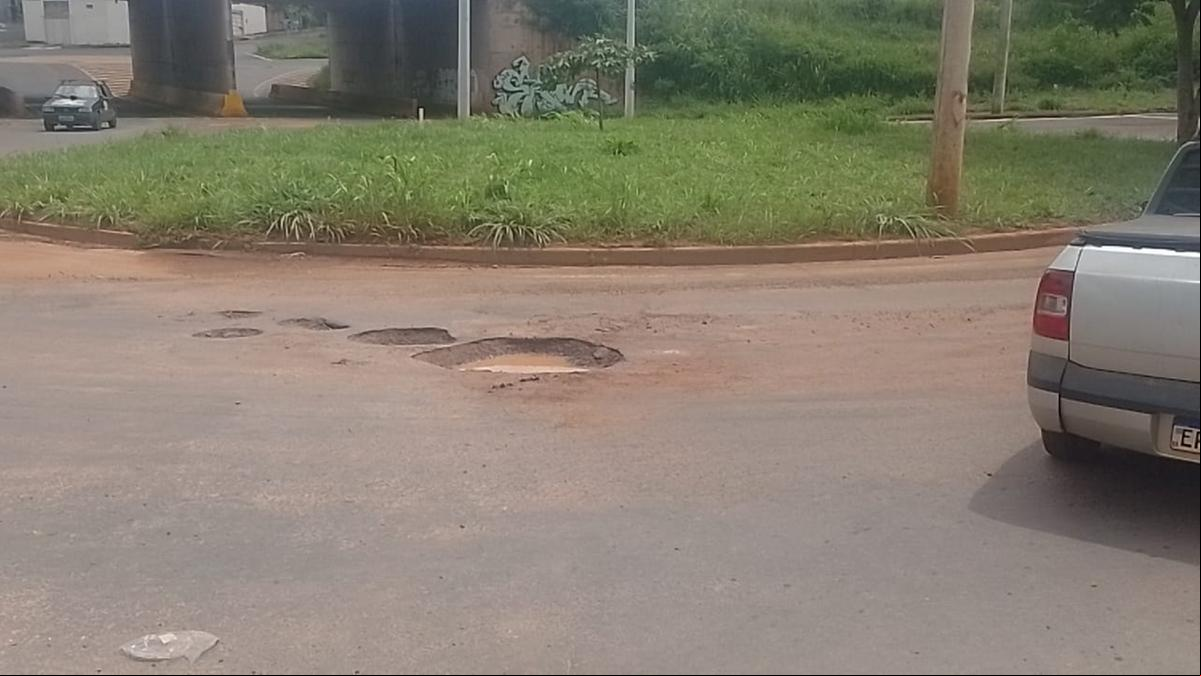 Buracos nas ruas do Anatê têm desafiado a paciência de motoristas (Foto/Leitor JM)