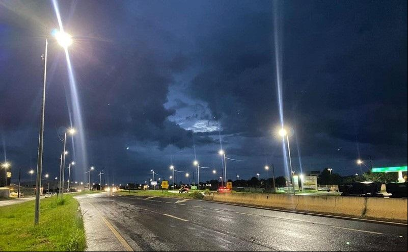 O primeiro conjunto de luminárias já foi acionado e os demais aguardam ligação por parte da operadora de energia (Foto/Reprodução)