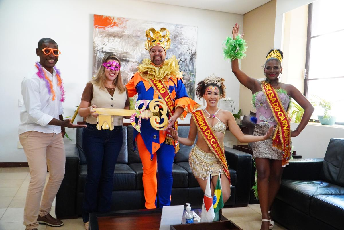 Prefeita Elisa entrega a chave da cidade ao Rei Momo (Foto/Lílian Veronezi/PMU)
