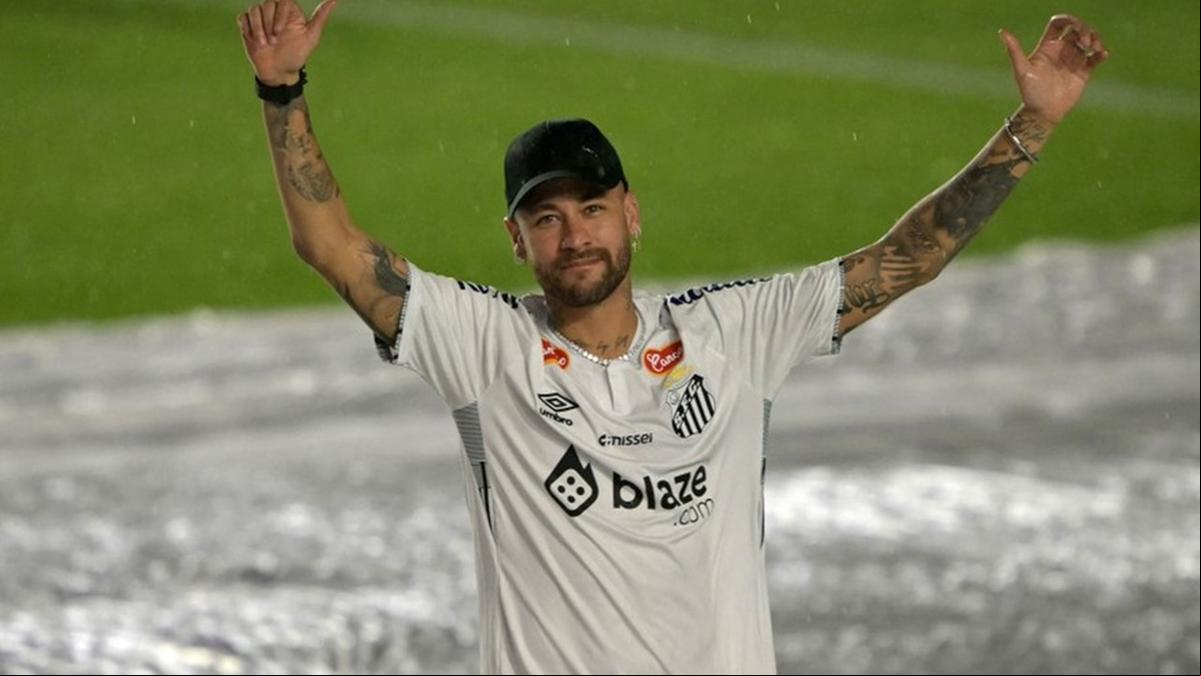 Em seu retorno ao Brasil, Neymar deixou claro que não jogará em estádios que possuem grama sintética (Foto/Nelson Almeida/AFP)