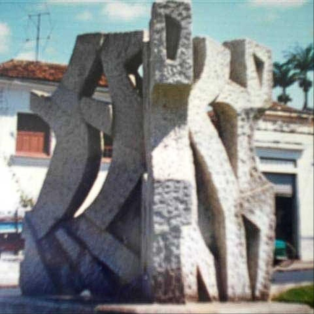 Escultura de Hélvio Fantato, vandalizada há mais de uma década (Foto/Arquivo)
