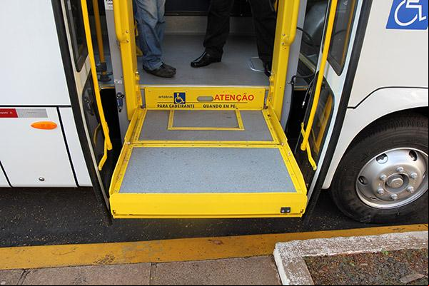 De acordo com um ageiro, o veículo parou para o desembarque de um cadeirante, mas, após o uso, a rampa não retornou à posição original, impossibilitando a continuidade da viagem (Foto/Arquivo)