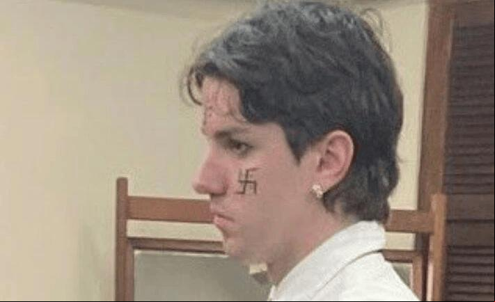 Souza compareceu à cerimônia de colação de grau com vários símbolos desenhados no rosto, incluindo uma suástica, um sinal diretamente associado ao nazismo (Foto/Reprodução)