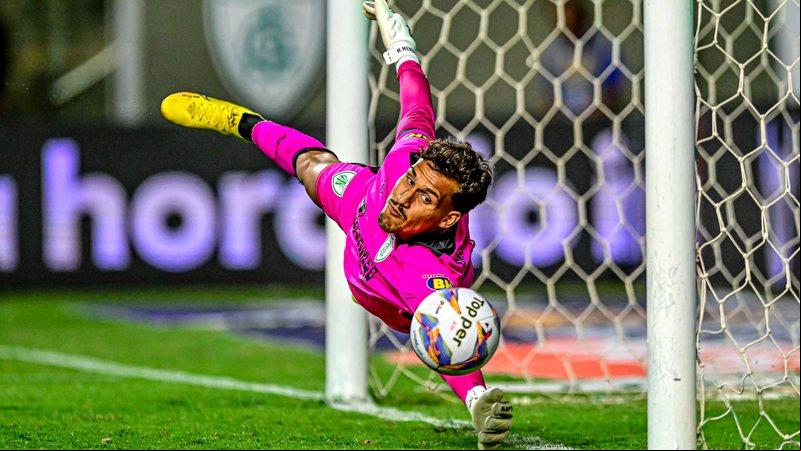 Os ataques e tentativas de intimidação à Matheus Mendes ocorreram no Instagram (Foto/Mourão Panda/América)