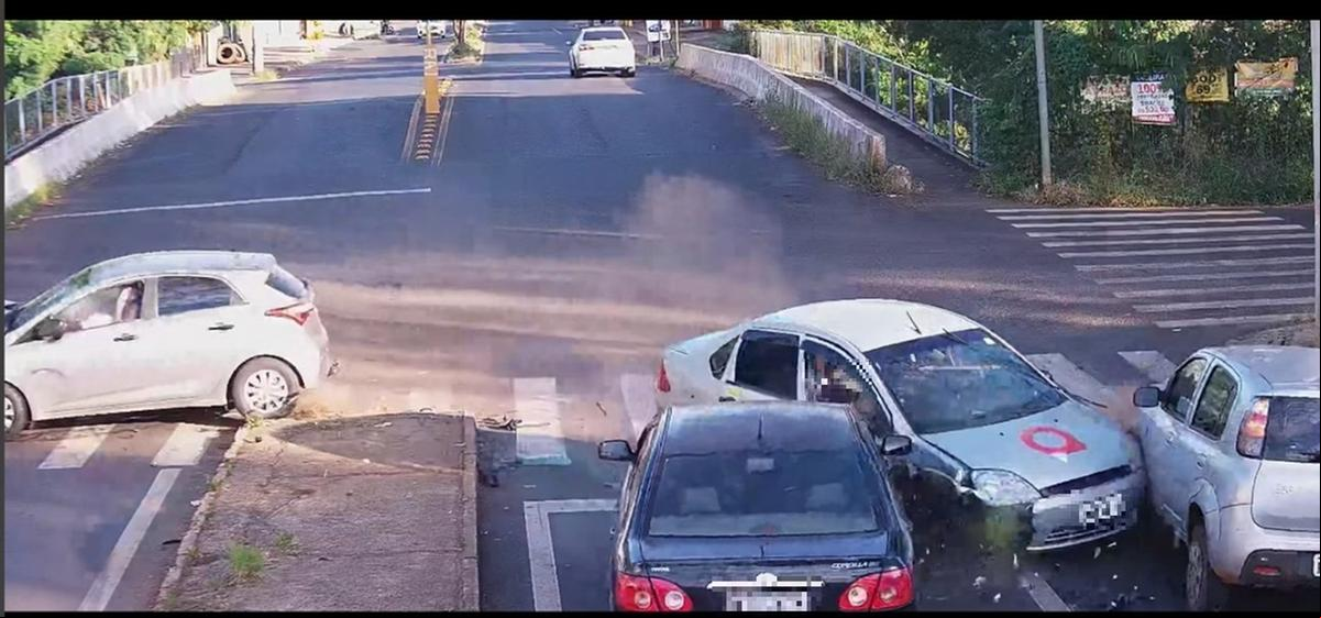 Câmera de segurança da região flagrou o momento da colisão do carro de aplicativo, ocupado pelos menores infratores, em outros três na avenida José Valim de Melo (Foto/Reprodução)