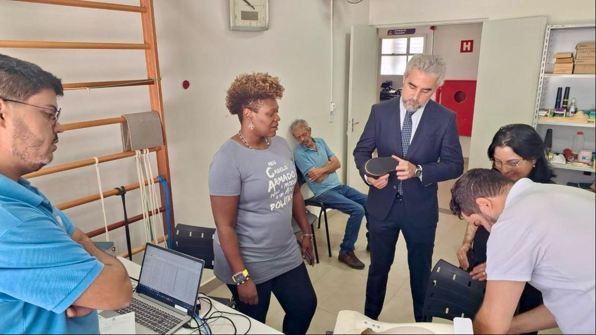 Promotor e secretária de saúde na Oficina Ortopédica Itinerante (Foto/Divulgação)
