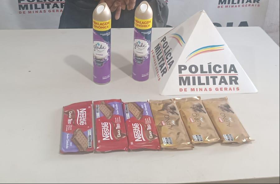 As câmeras flagraram o momento em que o homem escondeu os produtos dentro da calça. (Foto/Divulgação)