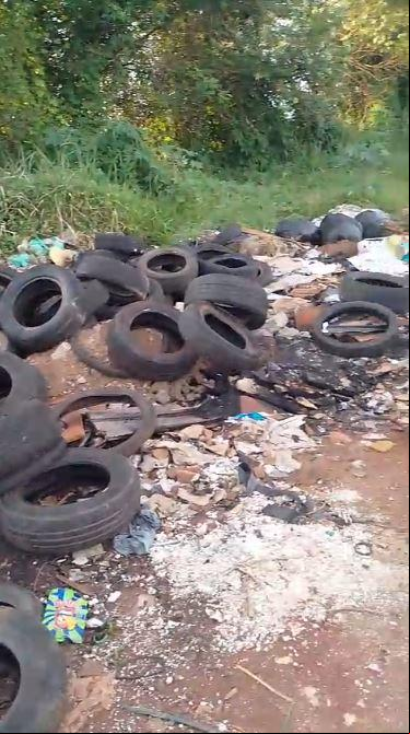 Para o denunciante, os resíduos são os principais responsáveis pelos casos de dengue no bairro (Foto/Reprodução)