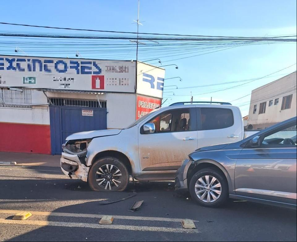 Mesmo sem vítimas, os veículos sofreram danos na colisão causada pela conversão à esquerda (Foto/Divulgação)