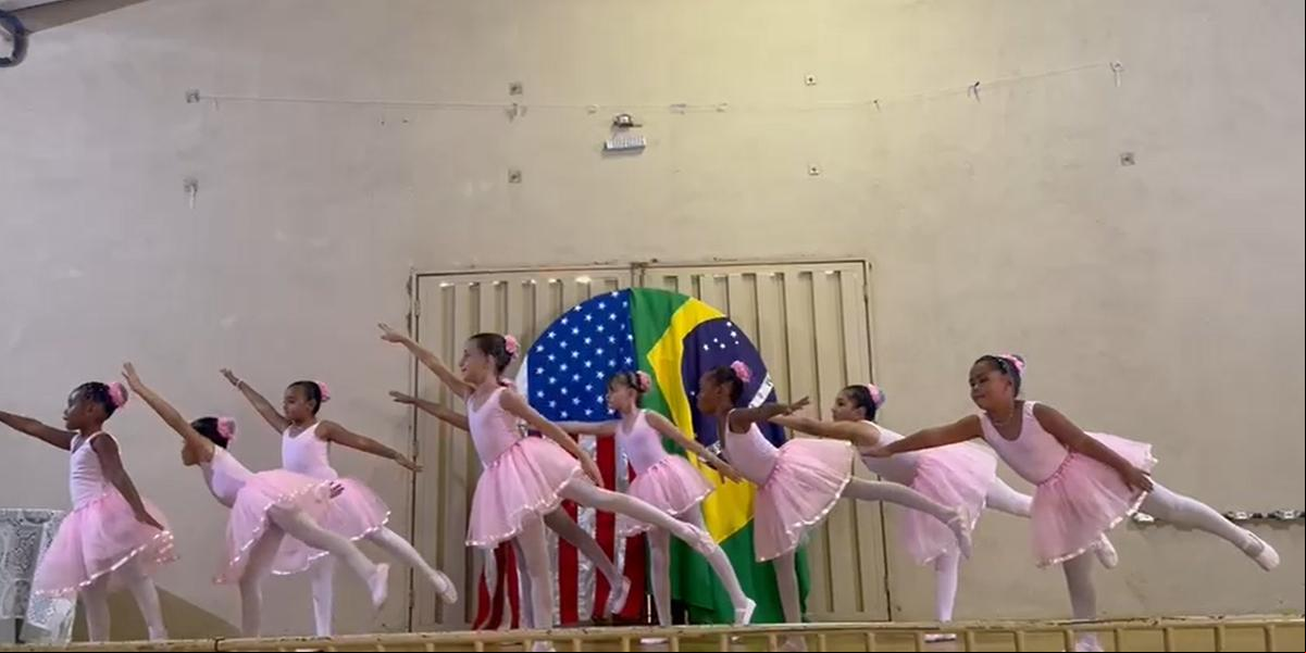 Um dos pontos altos do evento, que teve a presença de cerca de 150 pessoas, foi a apresentação do balé por 15 meninas (Foto/Divulgação)