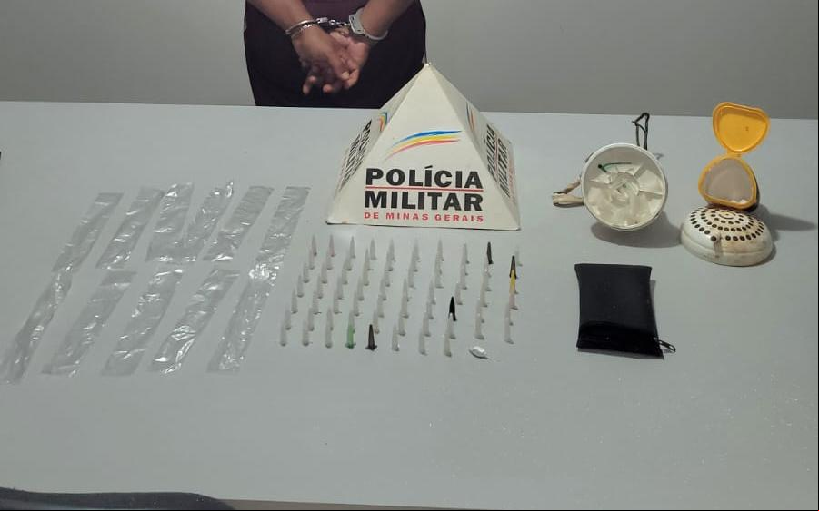 Foram apreendidos 68 pinos com substância análoga à cocaína, um invólucro da mesma substância, 29 pinos vazios com resquícios da droga e 11 sacos de chup-chup, utilizados para embalar os entorpecentes (Foto/Divulgação)