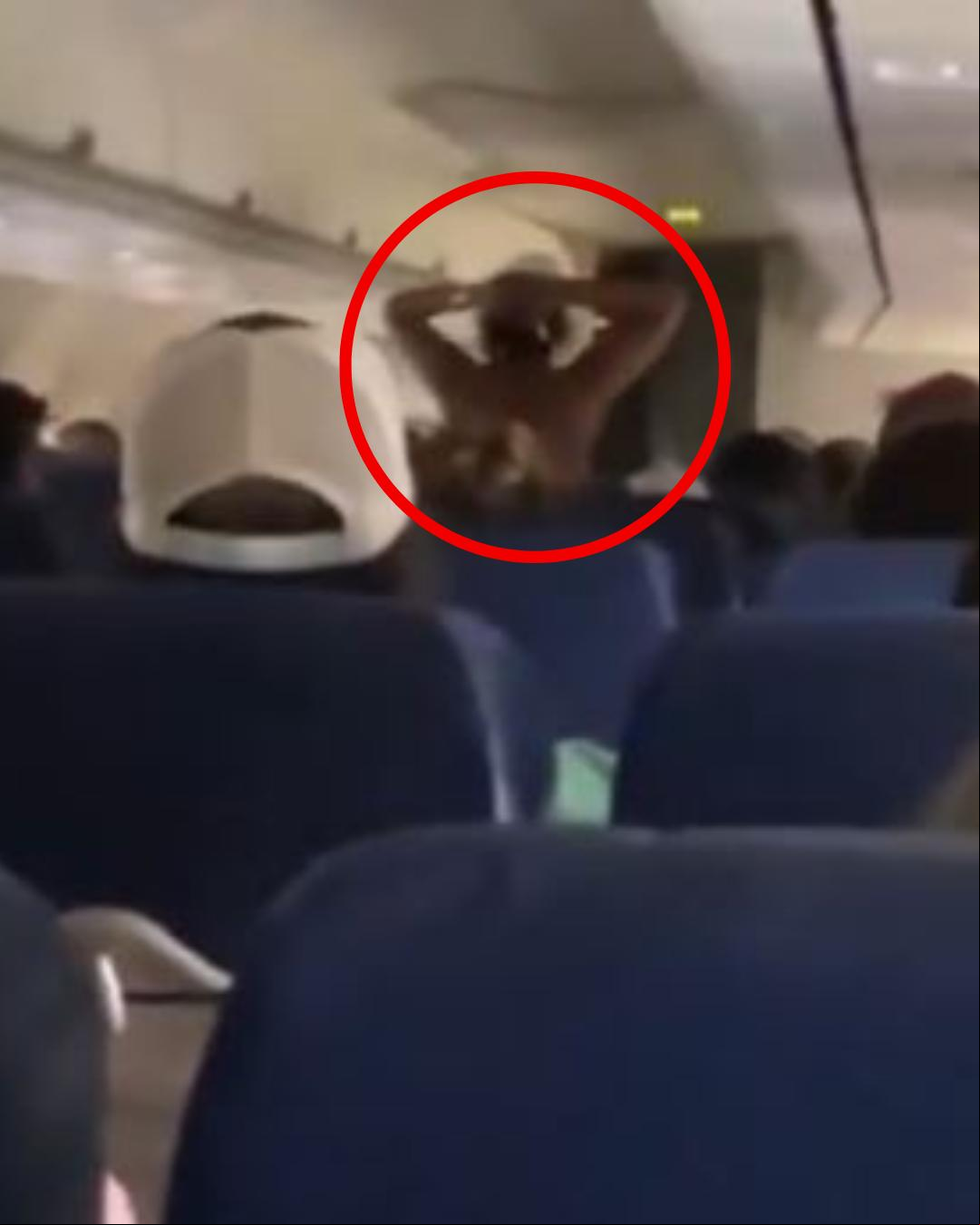 A aeronave acabou retornando ao portão de embarque, onde a mulher, ainda sem roupas, correu para fora do avião (Foto/Reprodução)