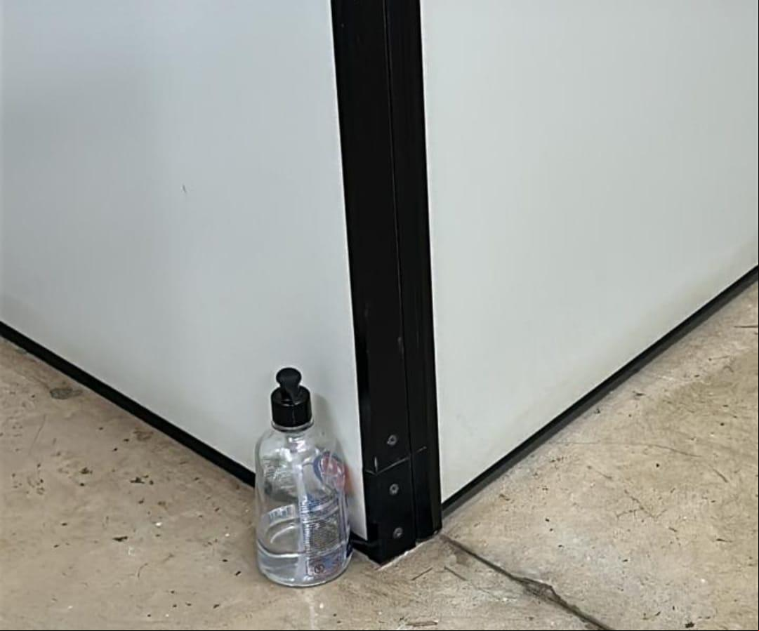 Frasco de álcool em gel foi esvaziado na limpeza de impressões digitais pelo autor do furto (Foto/Reprodução)
