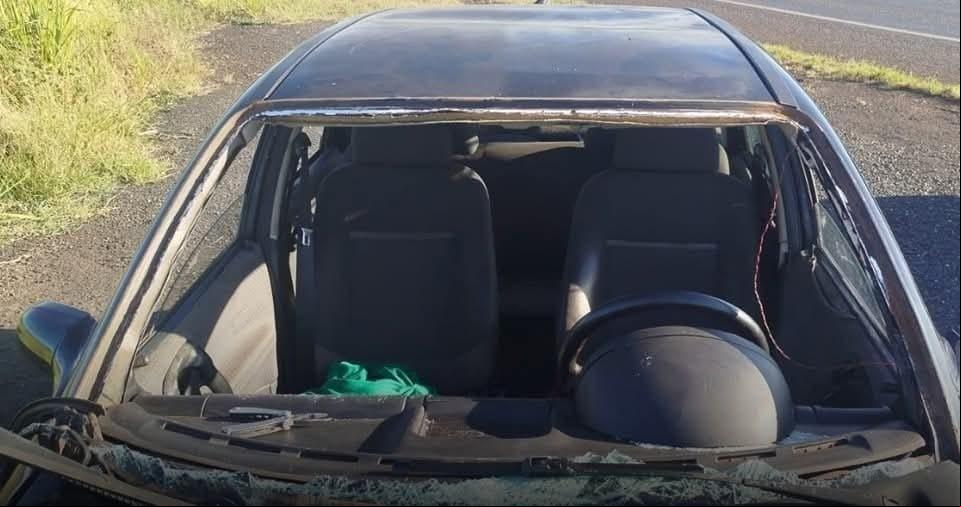 Motorista do GM Corsa preto fugiu após atropelar e matar homem na rodovia Chico Xavier; ele abandonou o carro sem o para-brisa dianteiro (Foto/Divulgação)