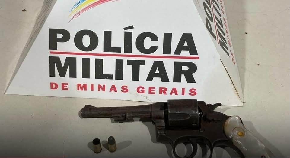Arma de fogo apreendida com o suspeito, denunciado pelo homem que teria tido um desentendimento com ele (Foto/Divulgação)