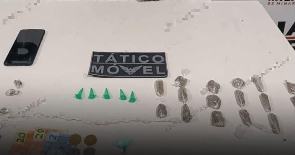 Droga encontrada na bolsa do menor, que disse à polícia que ganhava R$70 por dia pelo trabalho de vender entorpecentes (Foto/Divulgação)
