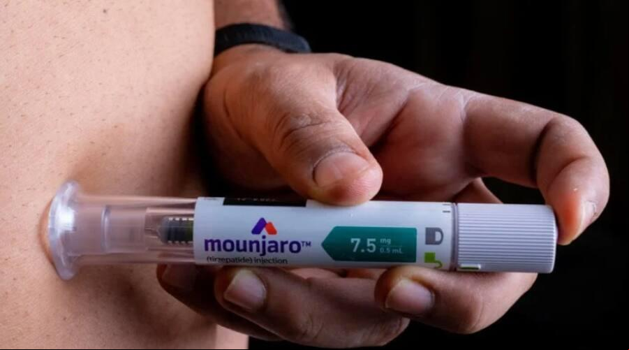 Pessoa aplicando Mounjaro, um medicamento injetável utilizado para o tratamento de diabetes tipo 2 em adultos (Foto/Divulgação)