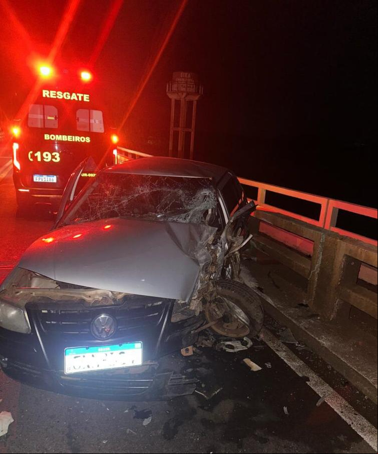 O automóvel permaneceu sobre a pista, com seu condutor preso no interior do veículo. (Foto/Reprodução)