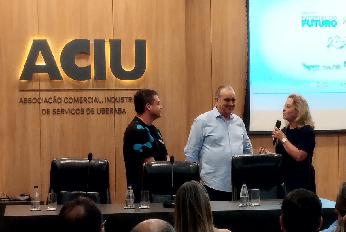 Diretores do “Hélio Angotti” com a presidente da Aciu, Lídia Prata, quando da apresentação do projeto do “Hospital do Futuro” (Foto/Divulgação)