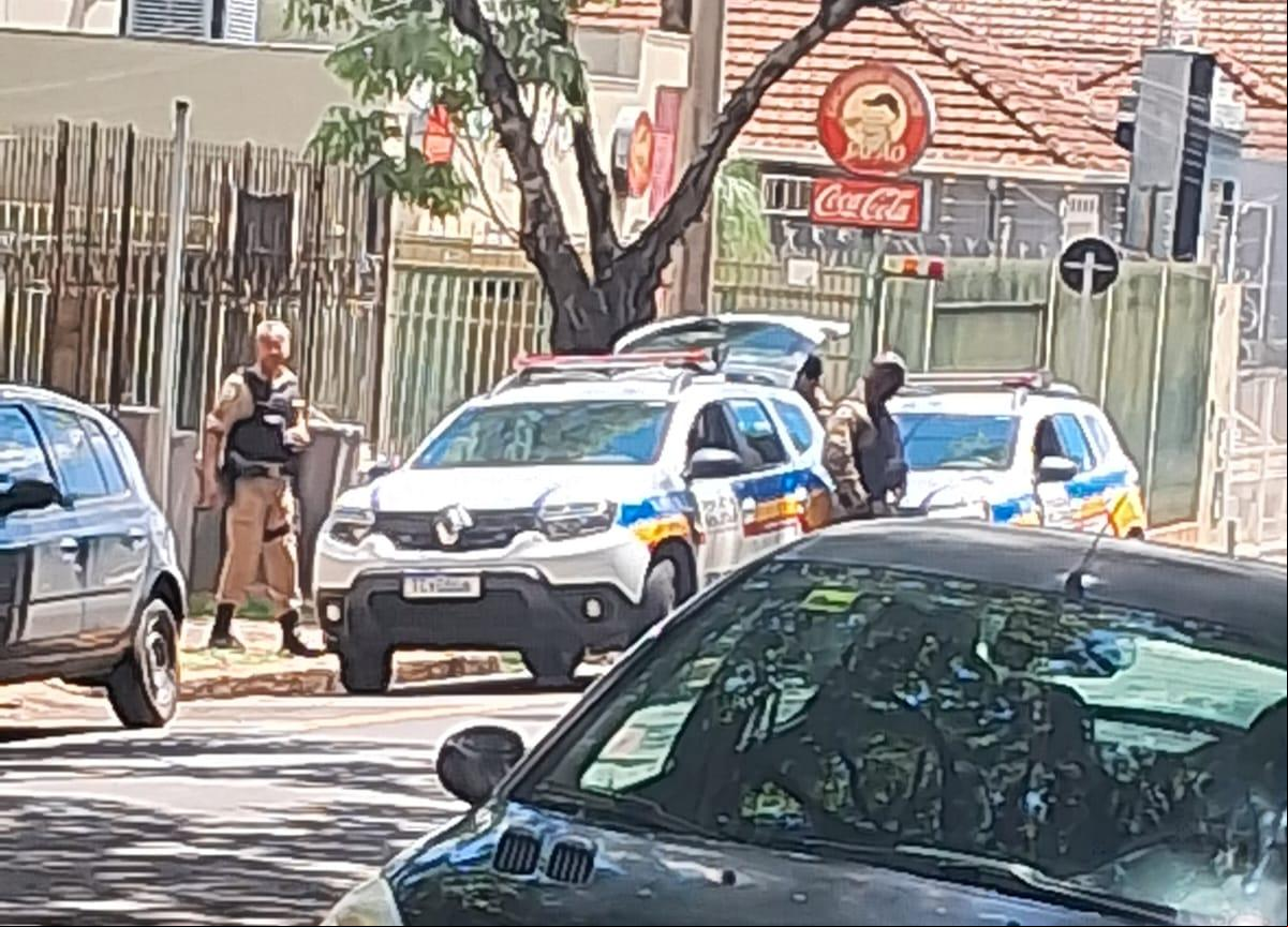 O homem estava dentro do veículo que tentava furtar, e, ao ser abordado, recebeu voz de prisão em flagrante (Foto/Reprodução)