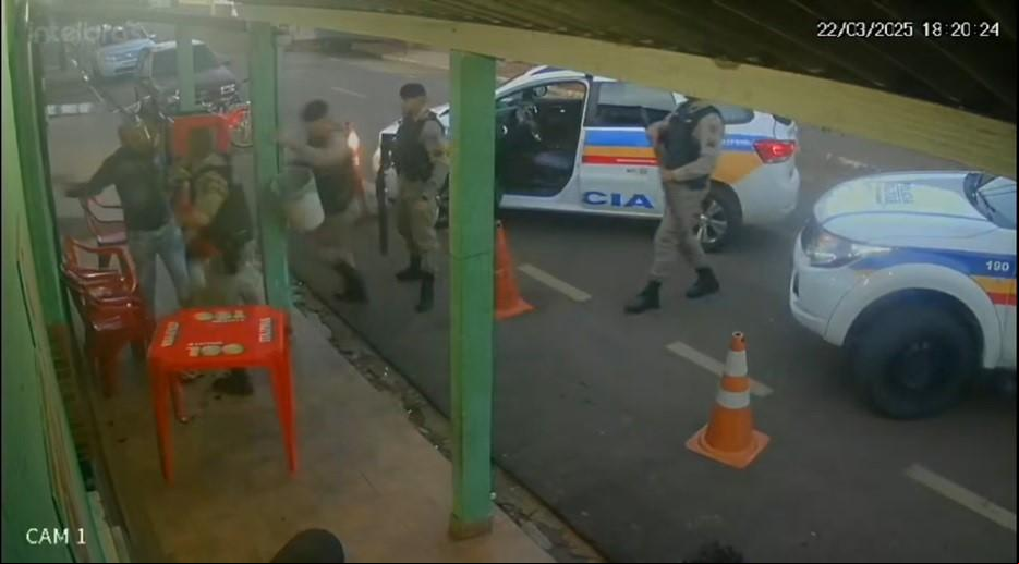 Imagens de uma ação da Polícia Militar em Santa Juliana (MG) que circulam nas redes sociais vêm causando revolta. Comando da Polícia Militar investiga o caso (Foto/Divulgação)