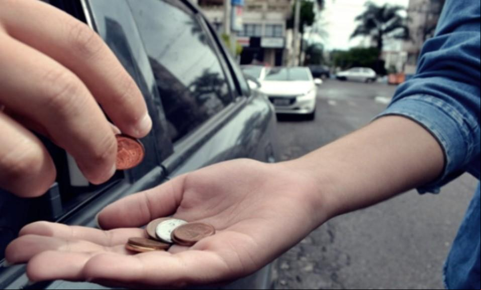 Secretário de Desenvolvimento Social alerta que as doações são formas de sustentar a permanência dessas pessoas nas ruas (Foto/reprodução)