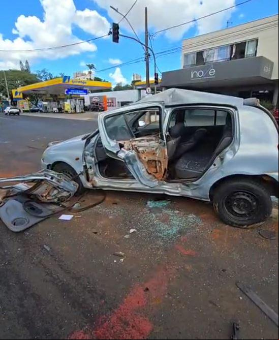 Testemunhas relataram que o Renault Clio descia a ladeira de o ao Estádio Uberabão quando, possivelmente, sofreu uma falha mecânica (Foto/Reprodução)