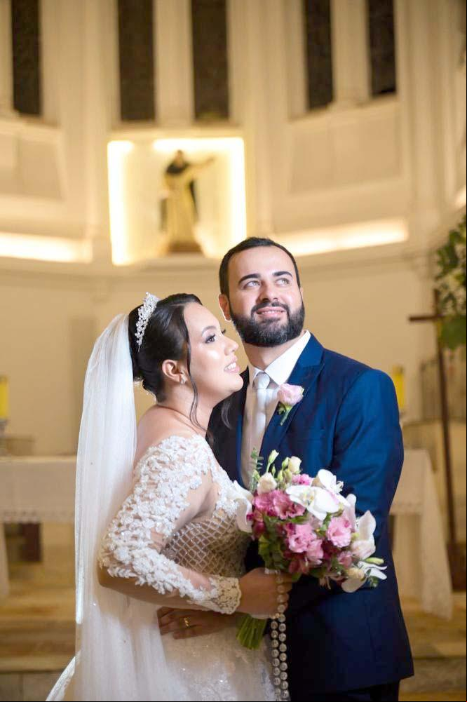 Diana e Patric Santos foram os noivos do último final de semana na igreja São Domingos (Foto/Alysson Oliveira)