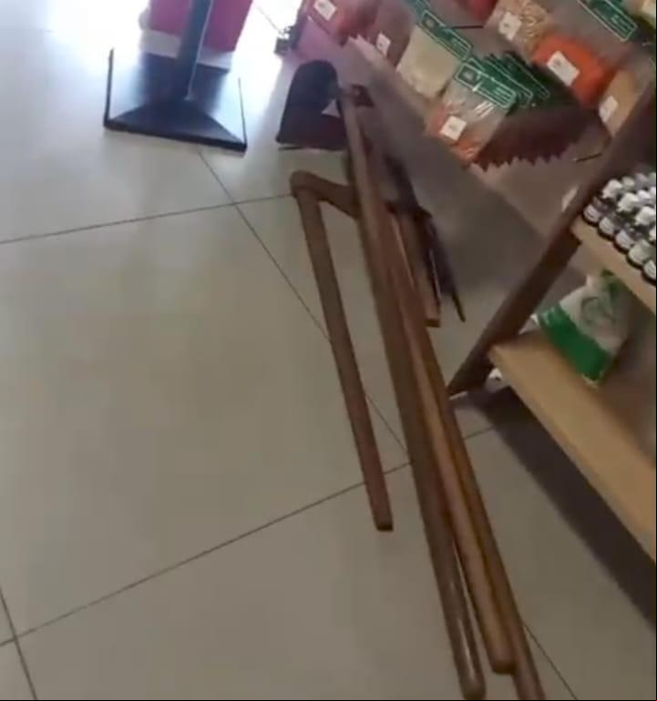 Ferramentas de trabalho do conhecido carroceiro Zezé Camponês causaram indignação a uma cliente de padaria no bairro Abadia (Foto/Reprodução)
