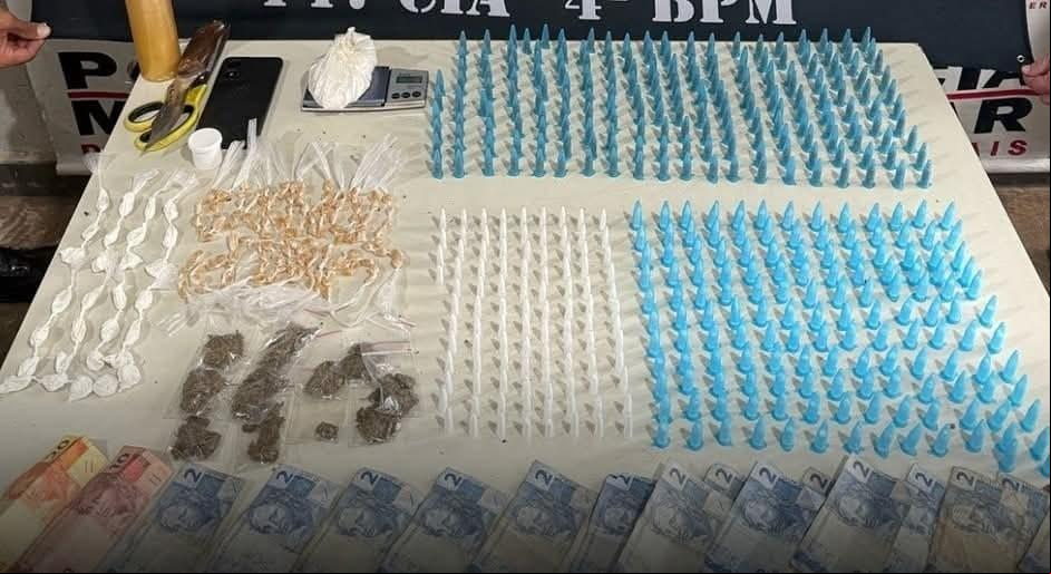Busca na residência da suspeita revelou grande quantidade de drogas, incluindo 245 pinos de cocaína, 196 pinos de maconha e 130 pedras de crack (Foto/Divulgação)