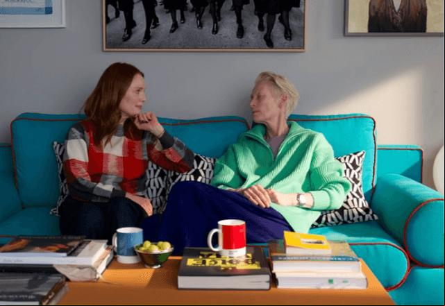 Estrelado por Tilda Swinton e Julianne Moore, O Quarto ao Lado conta a história de duas antigas amigas que se reencontram depois de muito tempo e começam a dividir velhas lembranças (Foto/Reprodução)
