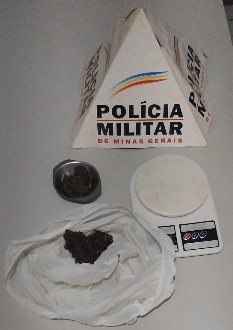 A mulher foi presa em flagrante pelos crimes de tortura, tráfico de drogas e violência doméstica e familiar (Foto/Divulgação)