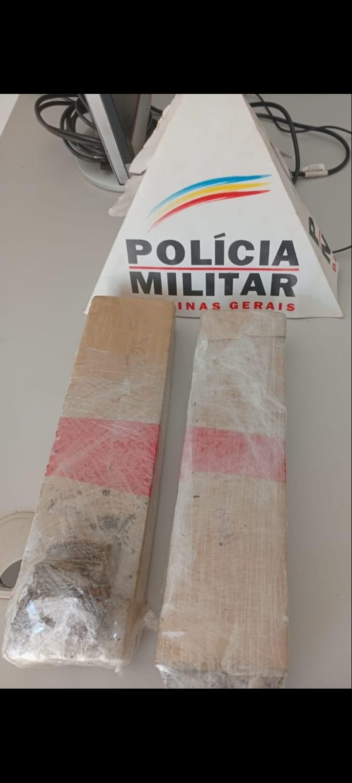 Na revista pessoal, foram encontrados dois tabletes de maconha dentro da bolsa do suspeito (Foto/Divulgação)