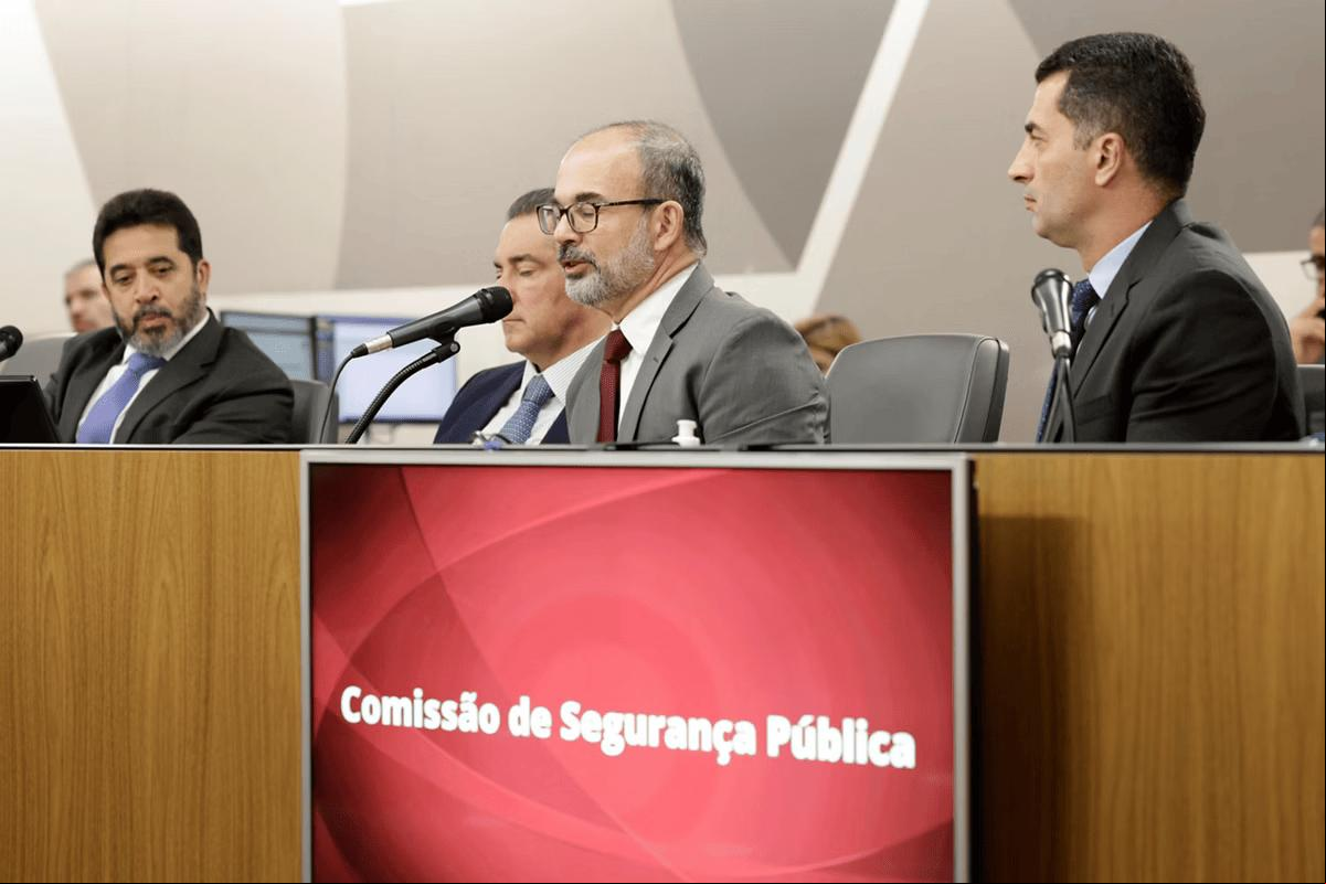 Em audiência, secretário de Fazenda, Luiz Cláudio Gomes, se limitou a dizer que Estado não deverá dar reajuste aos servidores em 2025, mas não respondeu sobre índice acumulado (Foto/Guilherme Bergamini/ALMG)