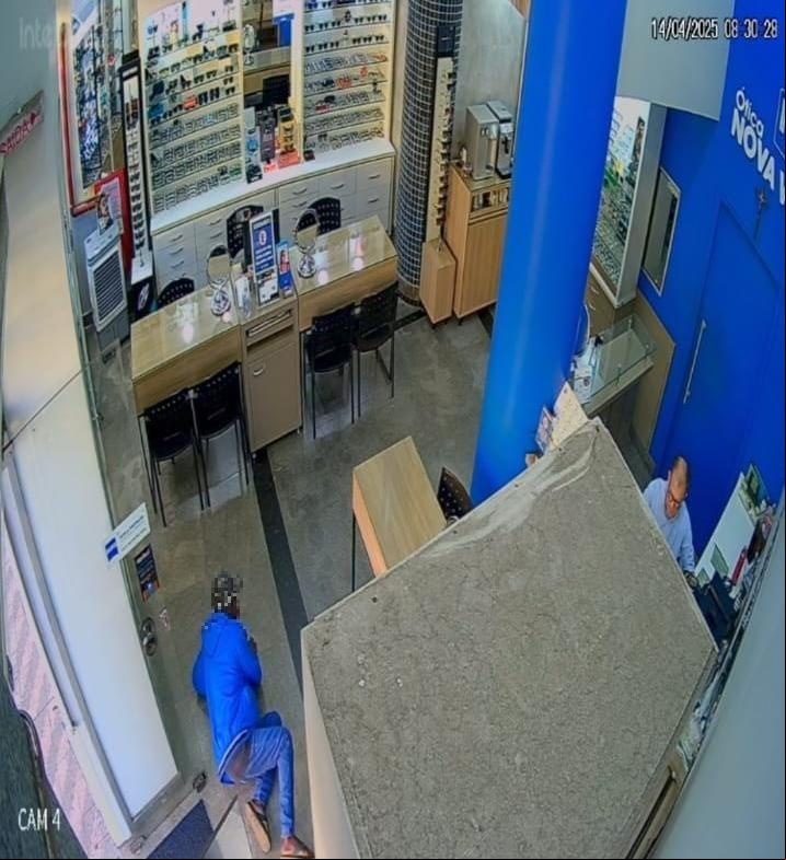 Câmeras de segurança gravaram o autor rastejando e entrando na ótica. Ele furtou vários óculos (Foto/Divulgação)
