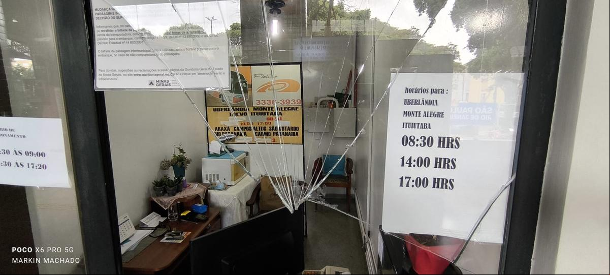 Vidro quebrado no guichê da viação Platina (Foto/Marcos Machado)