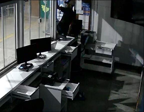 Suspeito conseguiu invadir o guichê da empresa e levou cerca de R$1.200,00 em espécie (Foto/Reprodução)