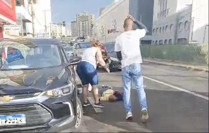 Com a colisão na traseira do carro, os ocupantes da motocicleta foram ao chão e sofreram ferimentos  (Foto/Divulgação)