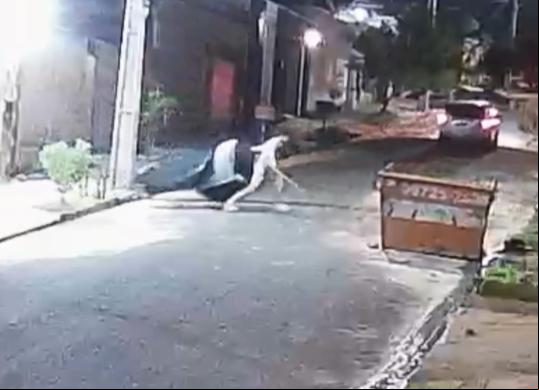 O homem não apenas destruiu o abrigo, como também jogou fora todos os itens que estavam no local (Foto/Reprodução)