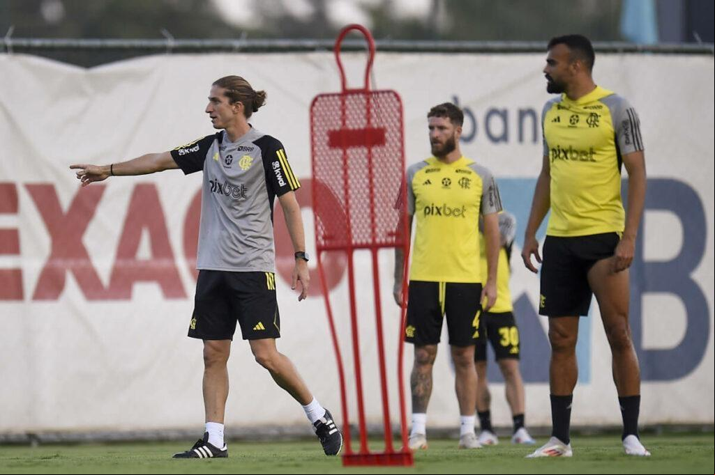 O técnico do Flamengo, Felipe Luís, criticou a presença das bets no futebol. (Foto/Marcelo Cortes/Flamengo)