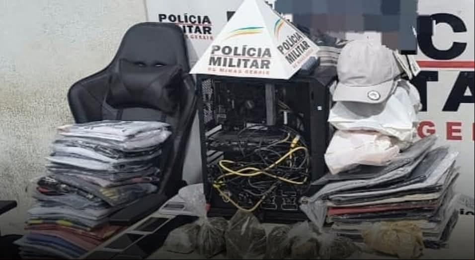 Além de drogas, vários objetos adquiridos de forma ilícita foram apreendidos em casa no bairro Zeca Mendes. (Foto/Reprodução)