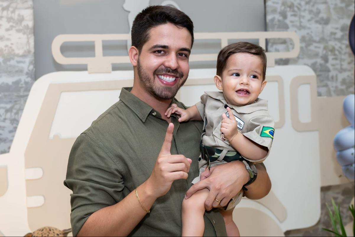 Raphael Augusto Amaral sopra velinhas na sexta-feira, 25. Na foto, com o filho Caio Augusto que completou 1 aninho no início do mês. Parabéns aos dois (Foto/Arquivo pessoal)