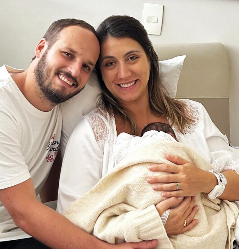 Amanda Sallum e Felipe Lorenzo festejam a chegada da primeira filha ao lado dos avós orgulhosos Marus Sallum e Ana Lúcia (Foto/Arquivo pessoal)