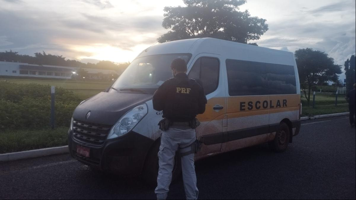 Van escolar transitando na BR-050 e sendo conduzida por motorista sem estar regular para o tipo de transporte  (Foto/Divulgação)