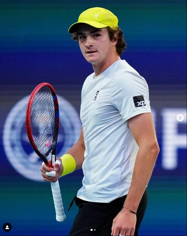 Apesar de ter perdido, João Fonseca fez um bom jogo contra Tommy Paul, 12º do Mundo (Foto: Instagram)
