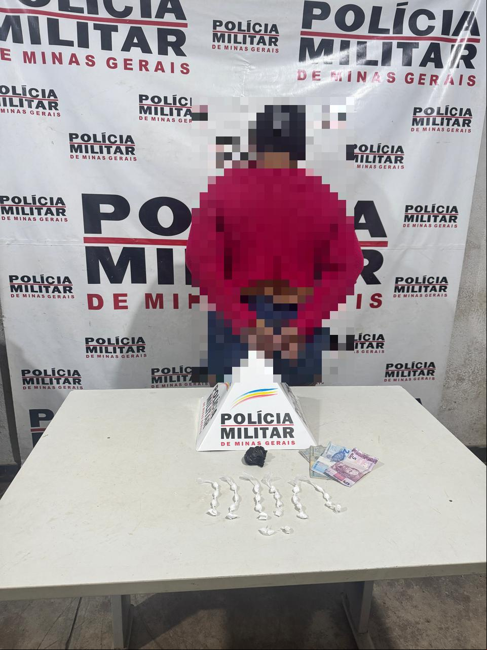 Ela foi presa em flagrante e, juntamente com os materiais apreendidos. (Foto/Divulgação)